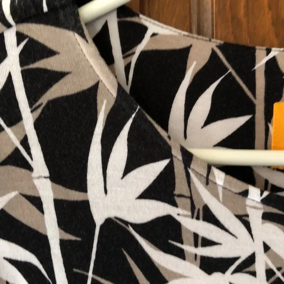 Ruby Rd top. - Picture 3 of 5